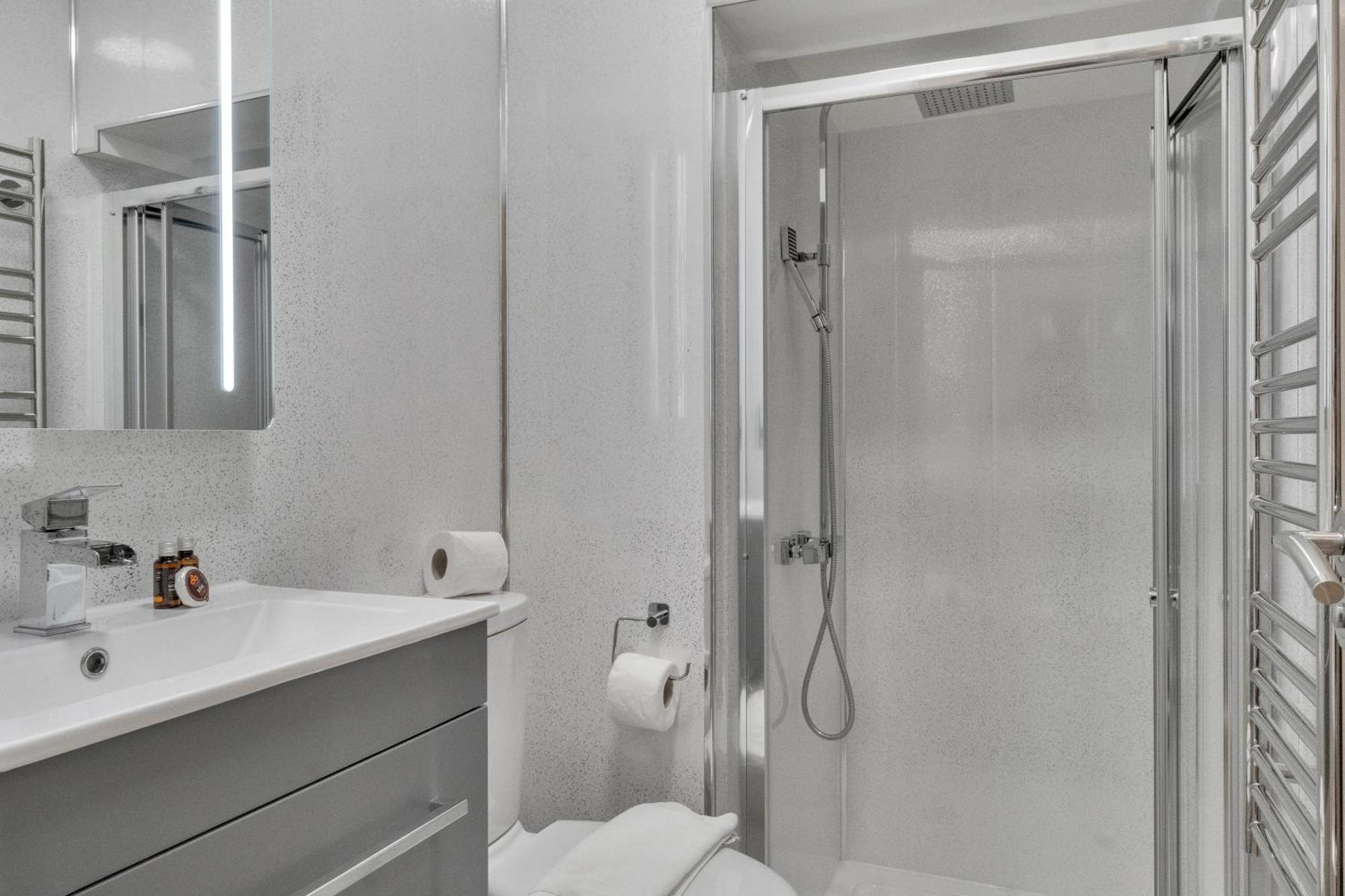 Homely - West Putney Apartment *